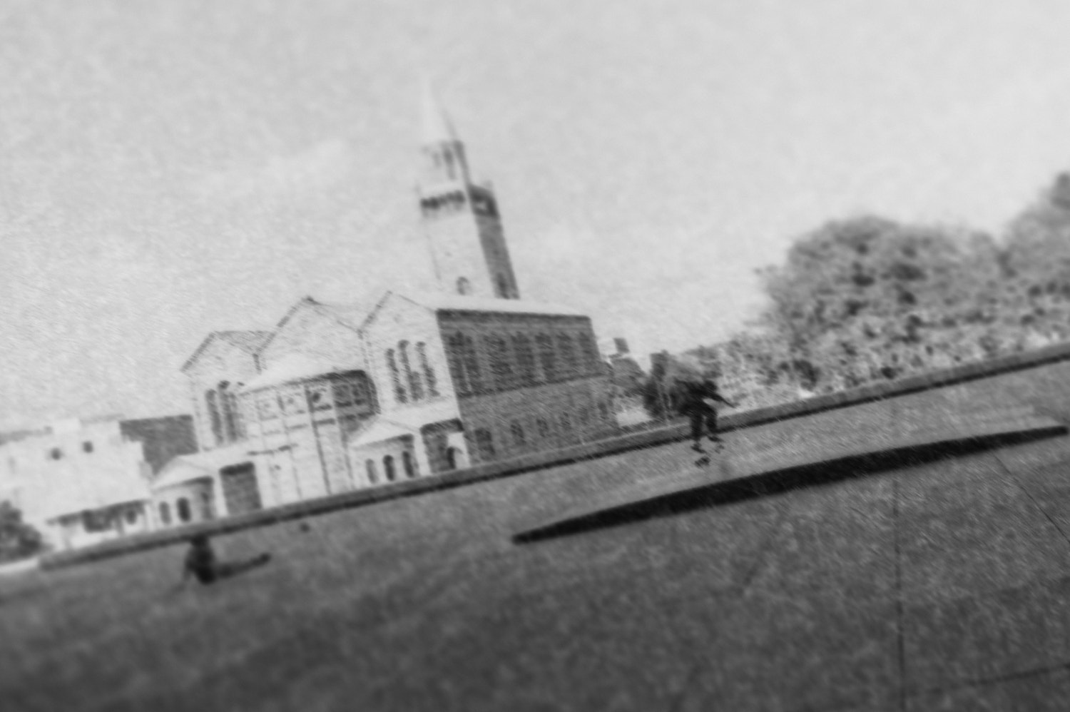 Kirche und Skater
