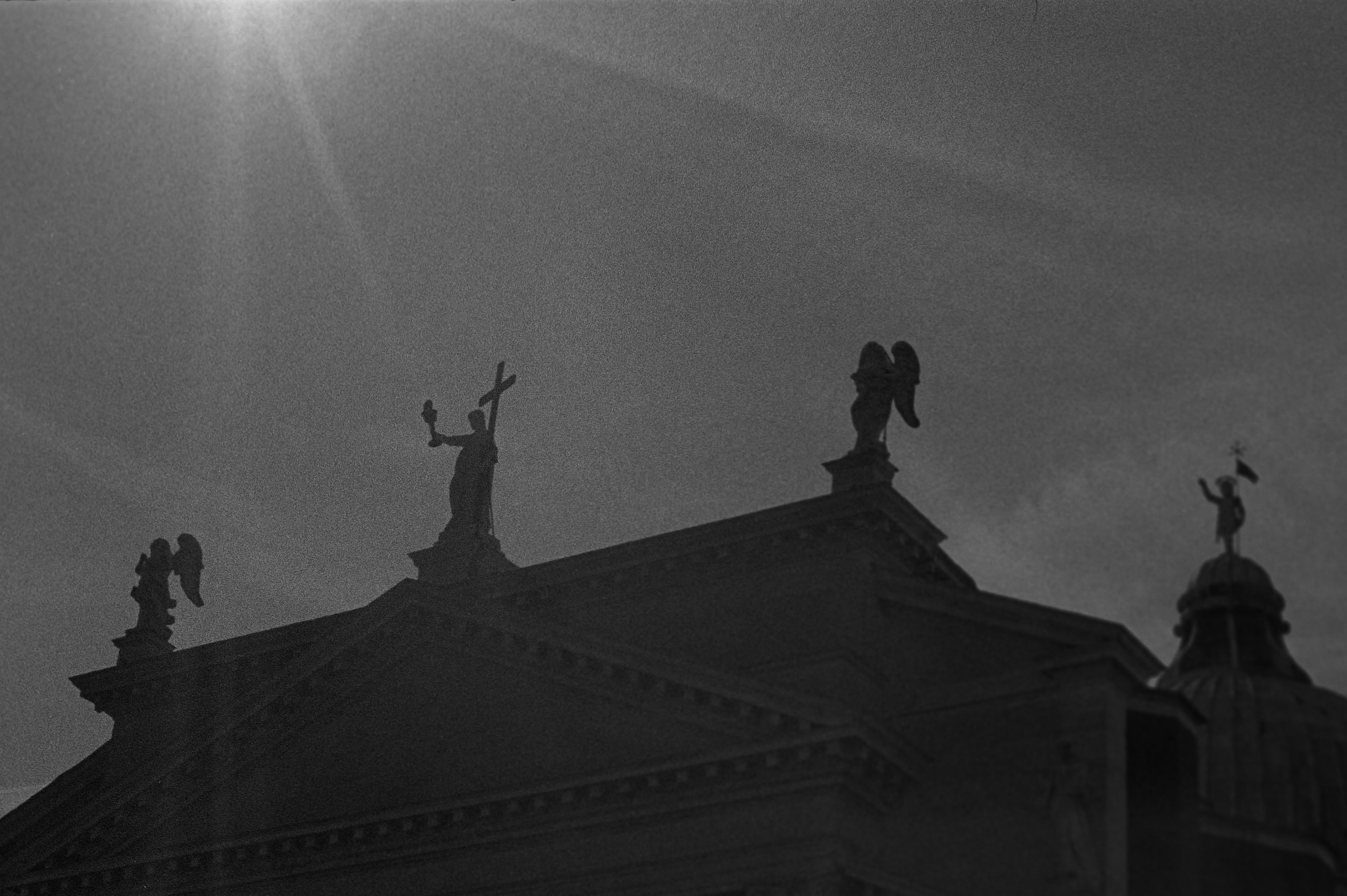 Figuren auf dem Dach